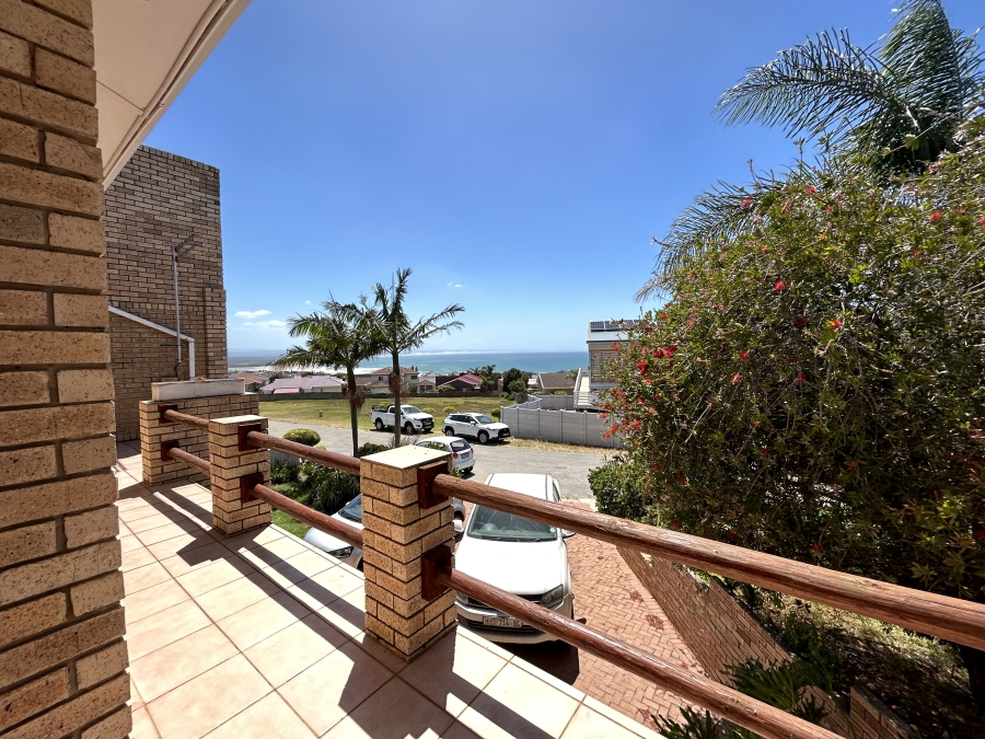 6 Bedroom Property for Sale in Wavecrest Eastern Cape